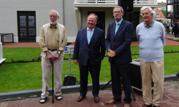 Krant Opening Stijn Albregtsstraat in Cadzand 21-06-2013 3.JPG